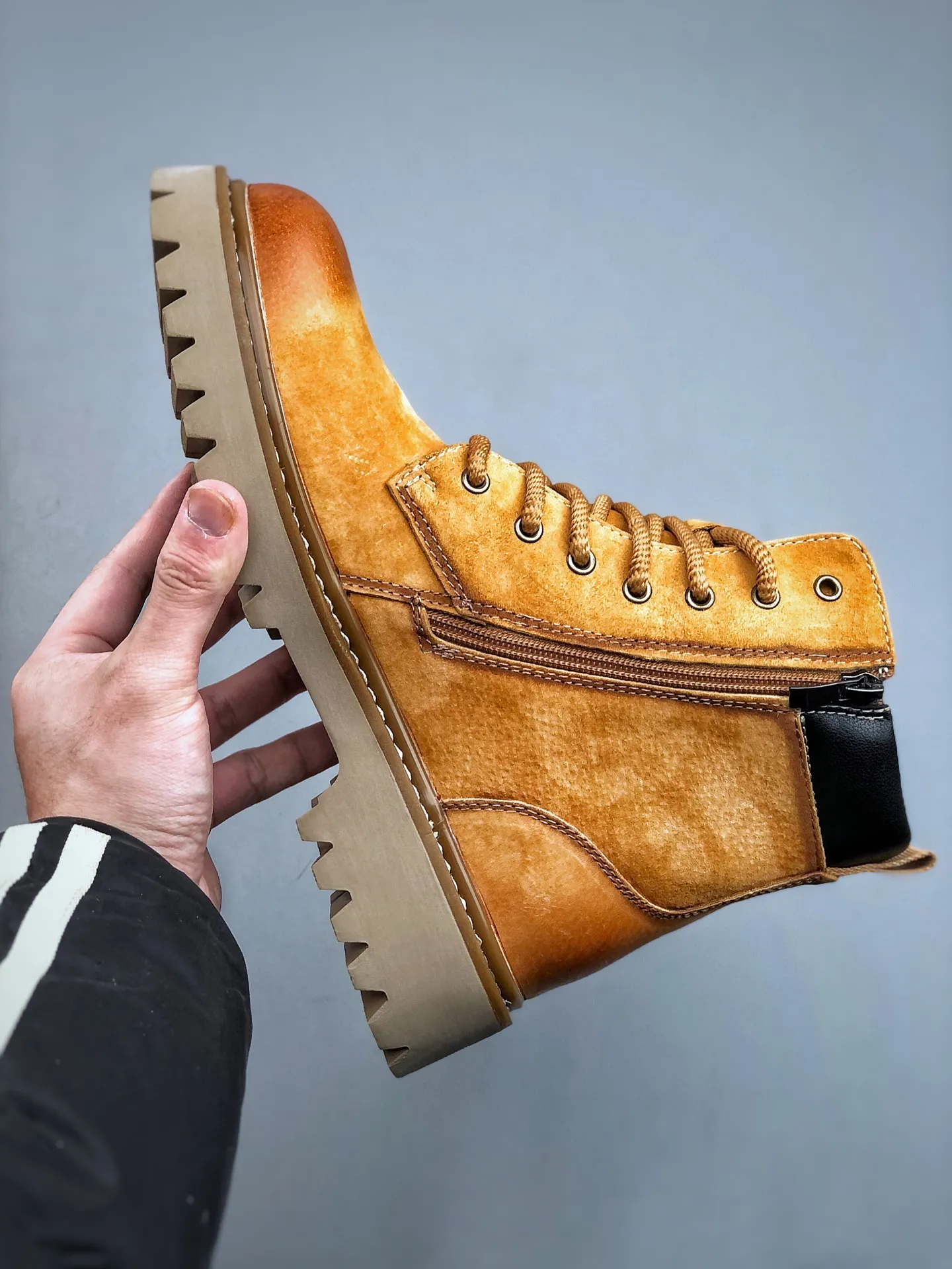 Welfare special price💰480 Timberland Timberland/Timberland new autumn and winter products (plush lining🔥warm and heat-locking) autumn and winter must-have outdoor casual rhubarb boots series #Guangdong Dachang quality original box original packaging fashion trend matching the fabric is made of Italian 🇮🇹 top frosted fine-grained cowhide with anti-odor and anti-corrosion genuine leather latex insoles. The outsole and hardware are all made from raw materials of the original factory. They are the same as the original Goodyear never-opening process. Good products do not kill pigs. The quality of the first order is strictly controlled. Exclusively released on the entire network. There is no doubt about the quality. The whole set of official website unified packaging gives you a perfect wearing experience. The quality is exquisite and durable. A must-have for sportsmen. Specially designed to prevent handsomeness. High-quality and first-class foot feel. Specially used for outdoor cold protection this winter. Daily casual matching. Size: 38 39 40 41 42 43 44 (leather shoe size)